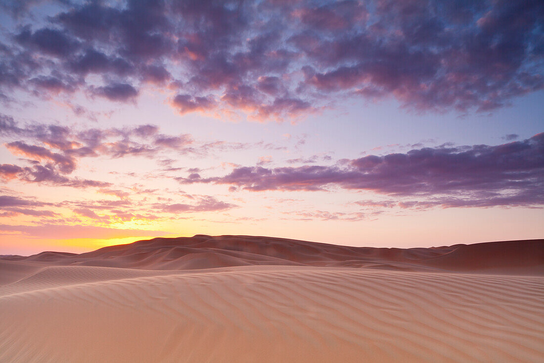 Sonnenuntergang über den Sanddünen; Liwa-Oase, Abu Dhabi, Vereinigte Arabische Emirate