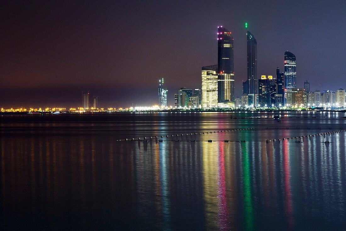 Skyline von Abi Dhabi bei Nacht; Abu Dhabi, Vereinigte Arabische Emirate