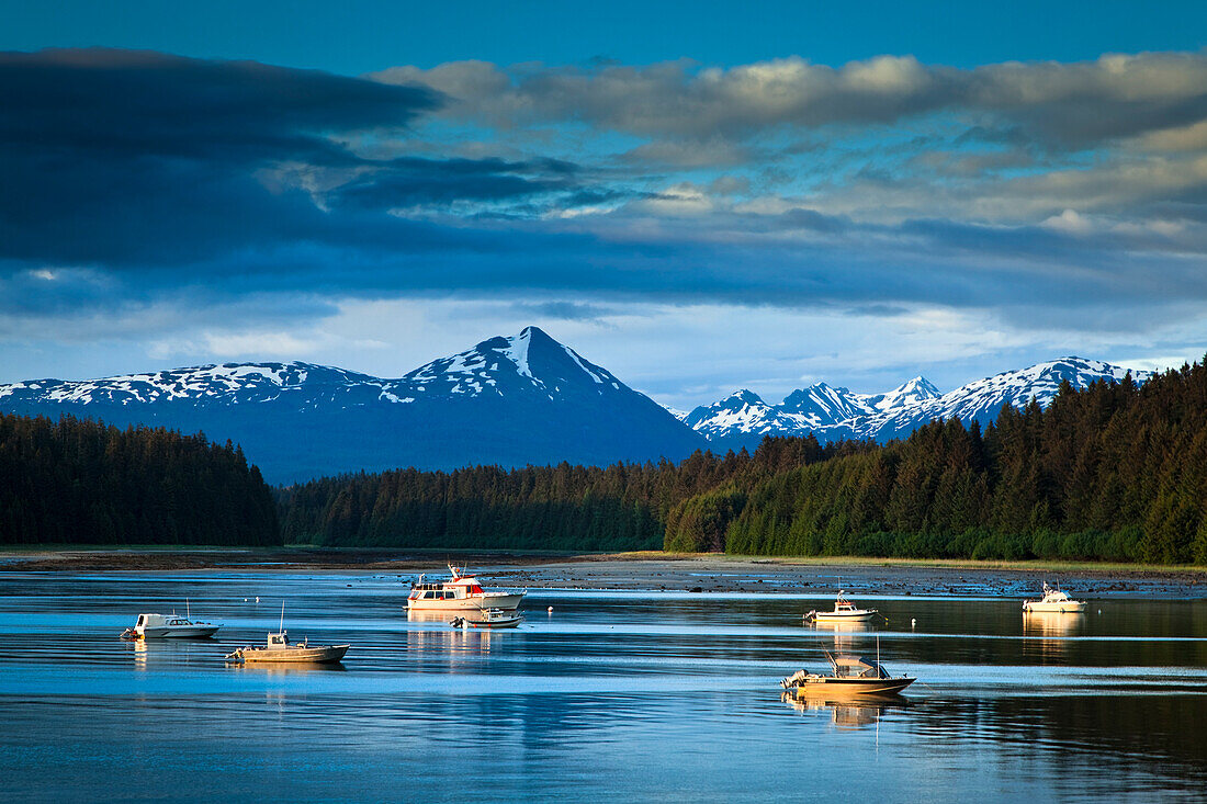 Abendliche Aussicht auf Bartlett Cove und vertäute Fischerboote, Glacier Bay National Park & Preserve, Südost-Alaska, Sommer