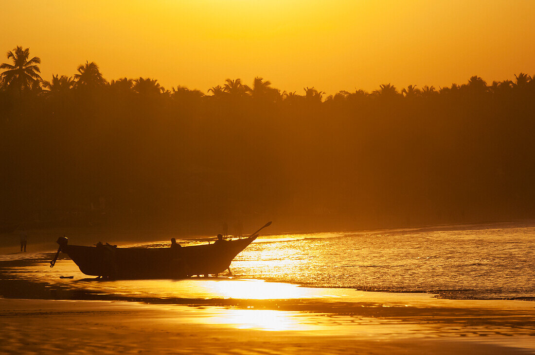 Fischerboot bei Sonnenuntergang am Palolem-Strand; Goa Karnataka Indien