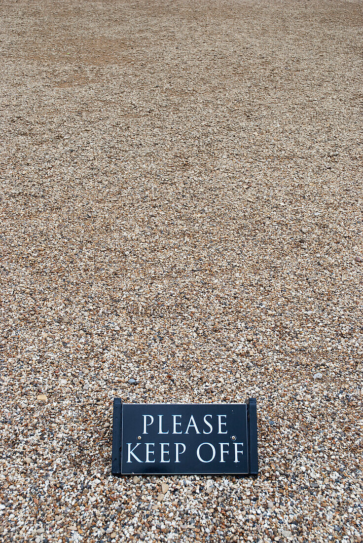 Schild "Keep off" über Kieselsteinen bei blenheim palace; Woodstock, oxfordshire, england