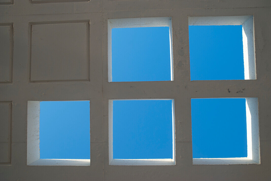 Muster aus Quadraten an einer Decke mit Blick auf den blauen Himmel; Málaga, Andalusien, Spanien