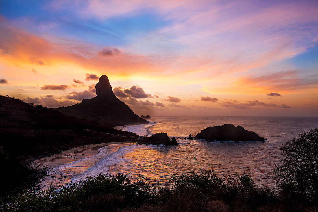 Blick auf den Morro do Pico bei Sonnenuntergang vom Forte dos Remedios; Fernando de Noronha pernambuco brasilien