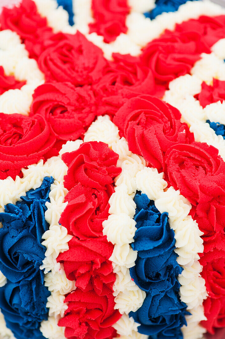 Zuckerguss auf Kuchen im Union-Jack-Design als Teil der Dorffeier zum diamantenen Thronjubiläum der Königin; Great wilbraham cambridgeshire england