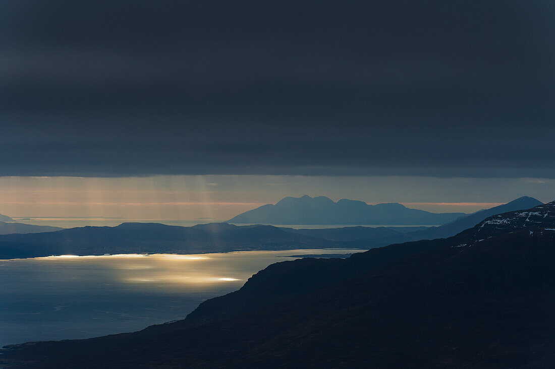 Dämmerungsstrahlen (Sonnenstrahlen), die durch die Wolken dringen, vom Gipfel des Ben Damph aus gesehen; Torridon highlands scotland