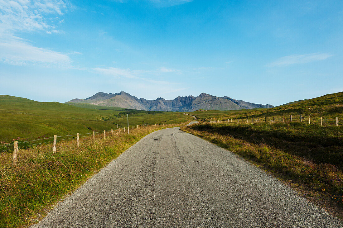 Blick entlang der Straße zwischen Carbost und Glen Brittle in Richtung des Black Cuillin; Isle Of Skye, Schottland