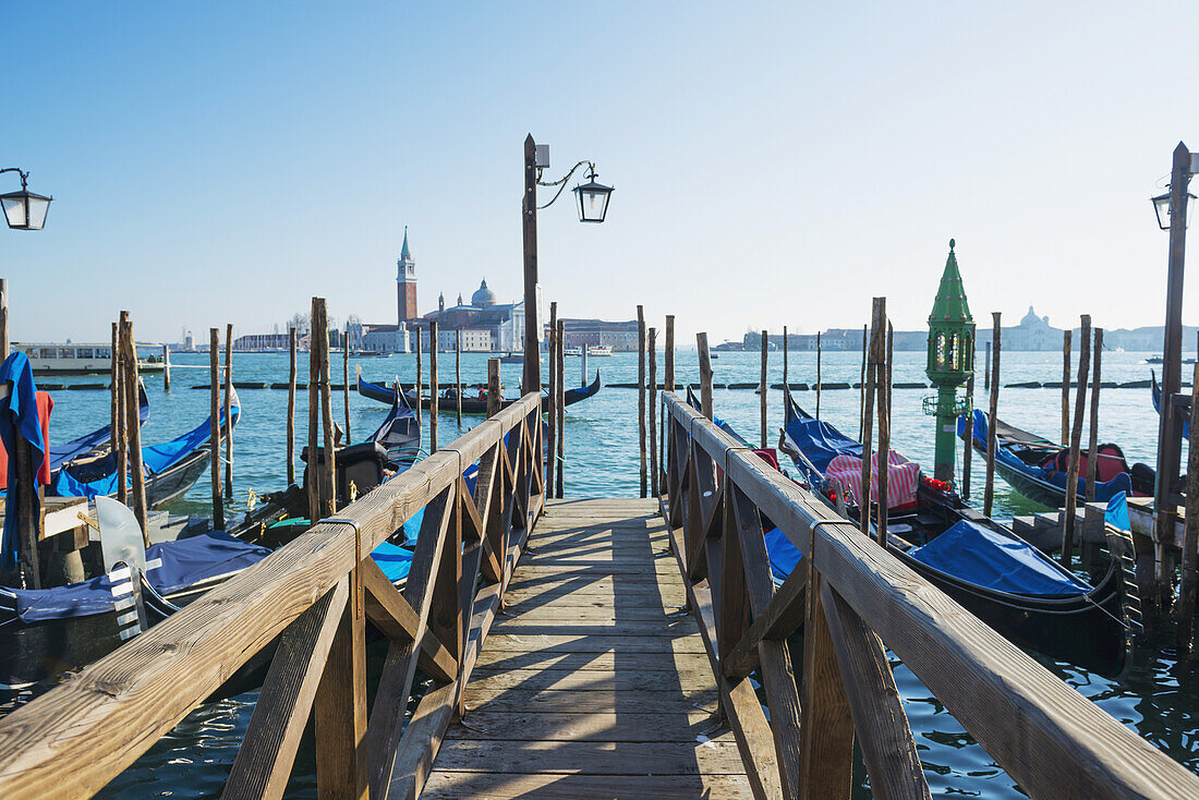 Ein hölzernes Dock, das zum Canal Grande hinausführt; Venedig, Italien