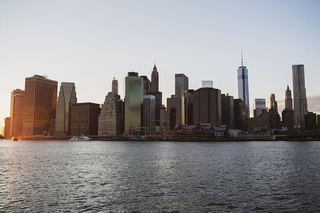 Blick auf Manhattan in der Abenddämmerung von Brooklyn aus; New York City, New York, Vereinigte Staaten von Amerika