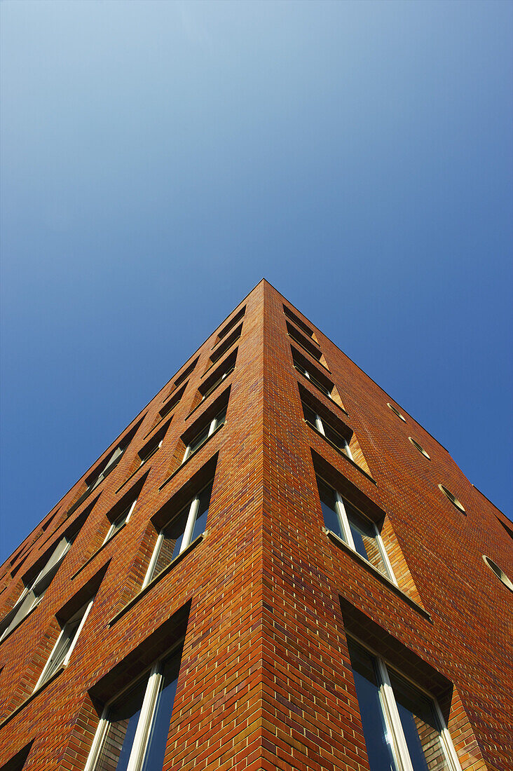 Ecke eines Backsteingebäudes und blauer Himmel; Hamburg, Deutschland