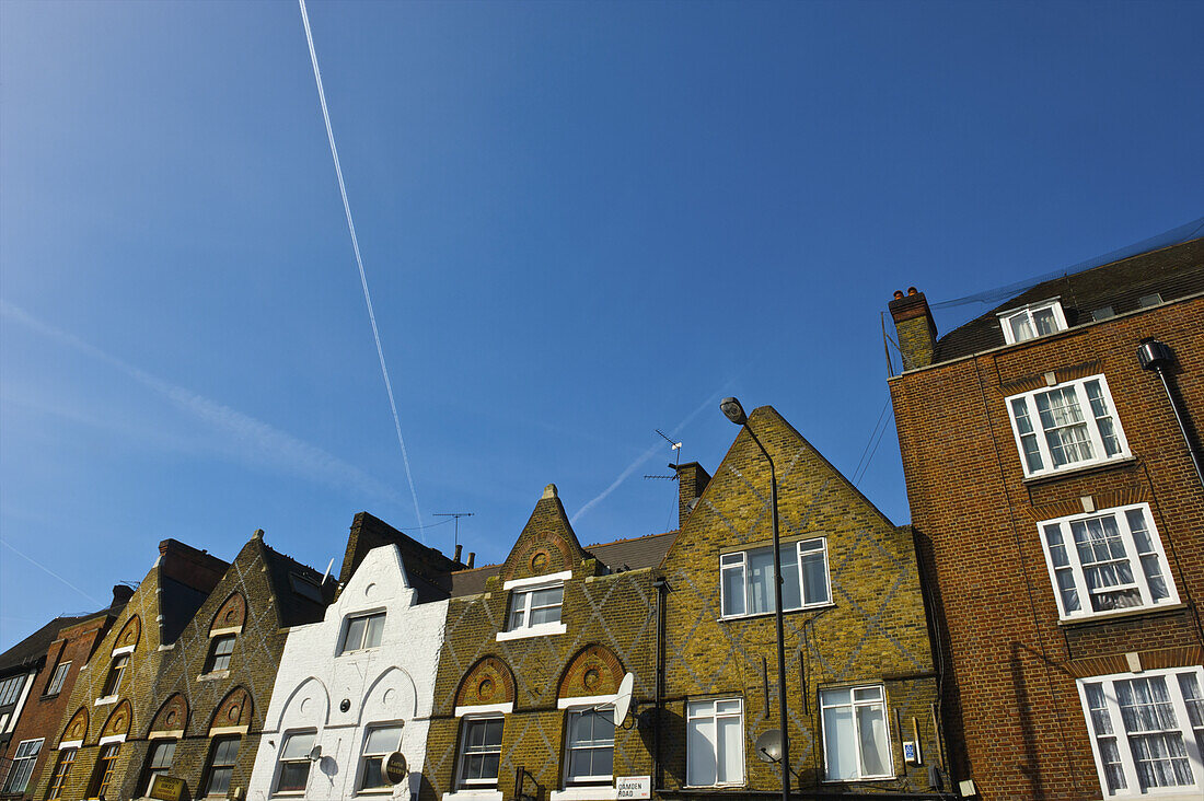 Häuser in einer Reihe mit spitzen Dächern, Camden; London, England