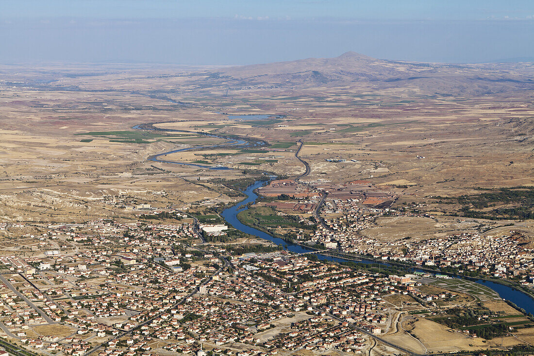 Blick auf die Stadt Avanos aus der Luft; Avanos, Kappadokien, Türkei