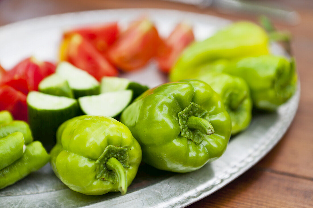 Frisches Gemüse auf einem Silbertablett; Kappadokien, Türkei