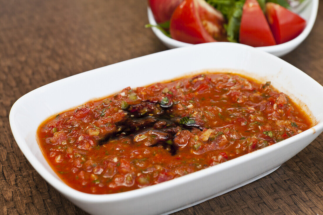 Beilage auf Tomatenbasis in einem lokalen Restaurant; Urgup, Kappadokien, Türkei