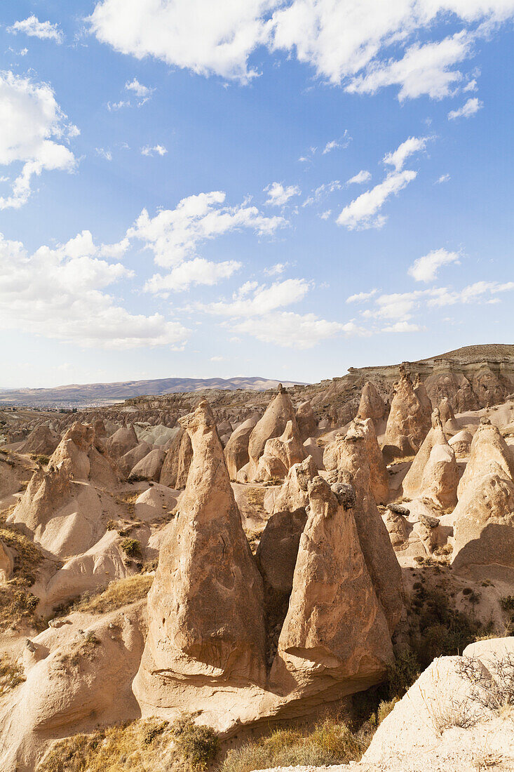 Feenkamine und Felsen in einer zerklüfteten, kargen Landschaft im Deverent Valley; Kappadokien, Türkei