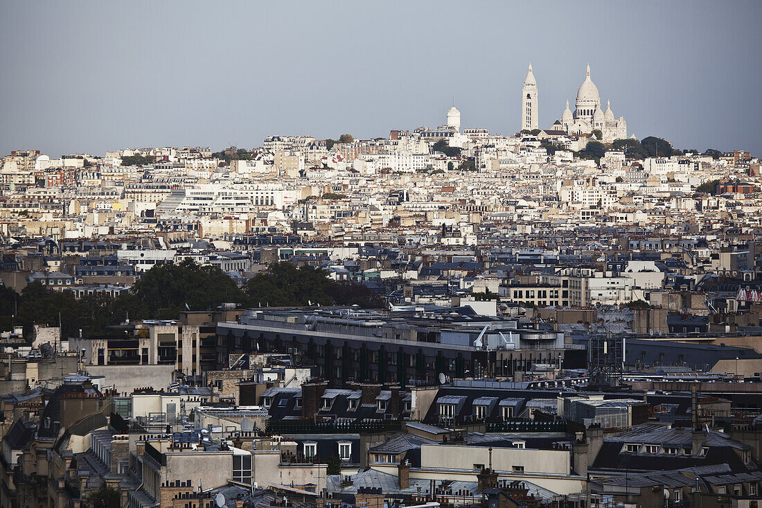 Stadtbild von Paris und Gebäude gegen einen blauen Himmel; Paris, Frankreich