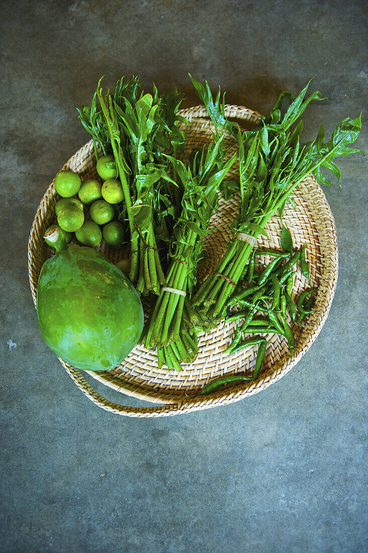 Eine Vielzahl von grünen Produkten in einer Schale; Ulpotha, Embogama, Sri Lanka