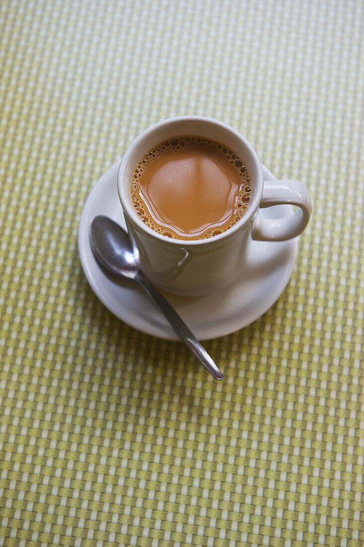 Eine Tasse Kaffee mit Sahne; London, England