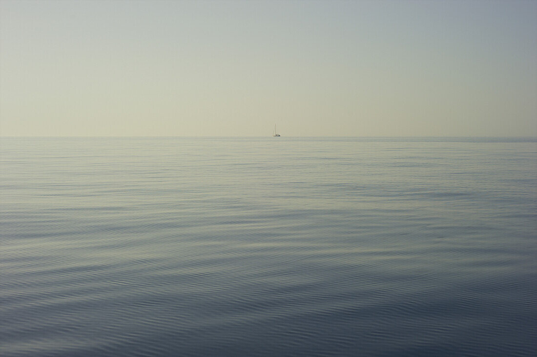 Ein Boot in der Ferne auf dem Mittelmeer; Sardinien, Italien