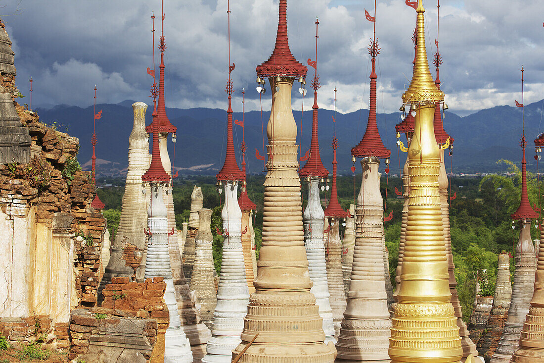 Ruinen von Pagoden am Shwe Inn Thein Paya oberhalb von Inthein am Inle-See; Myanmar