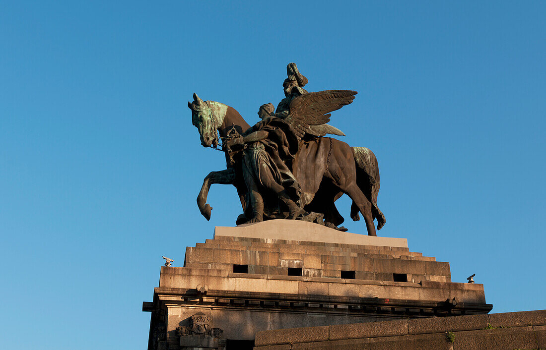 Statue von Kaiser Wilhelm 1 zu Pferd; Koblenz, Deutschland