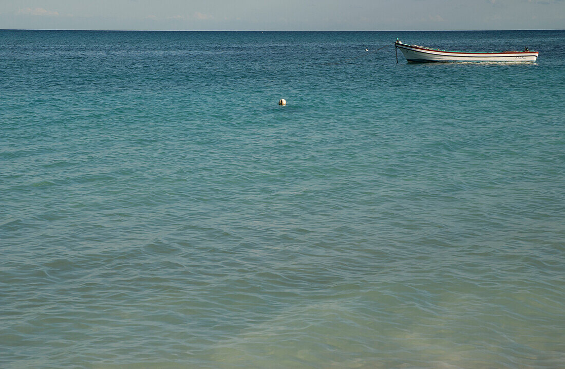 Ein Fischerboot auf dem Wasser; Tulum, Mexiko