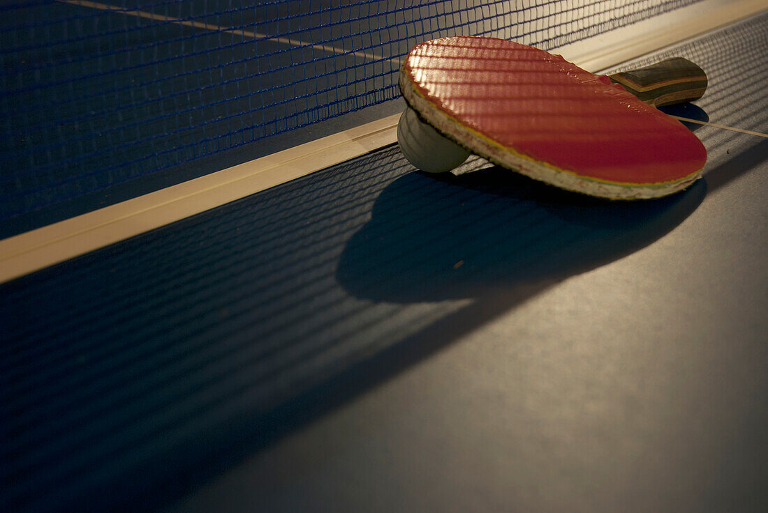 Tischtennisschläger, Ball und Netz auf einem Tisch; Tulum, Mexiko