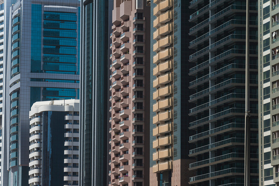 Wohn- und Bürogebäude entlang der Sheikh Zayed Road; Dubai, Vereinigte Arabische Emirate