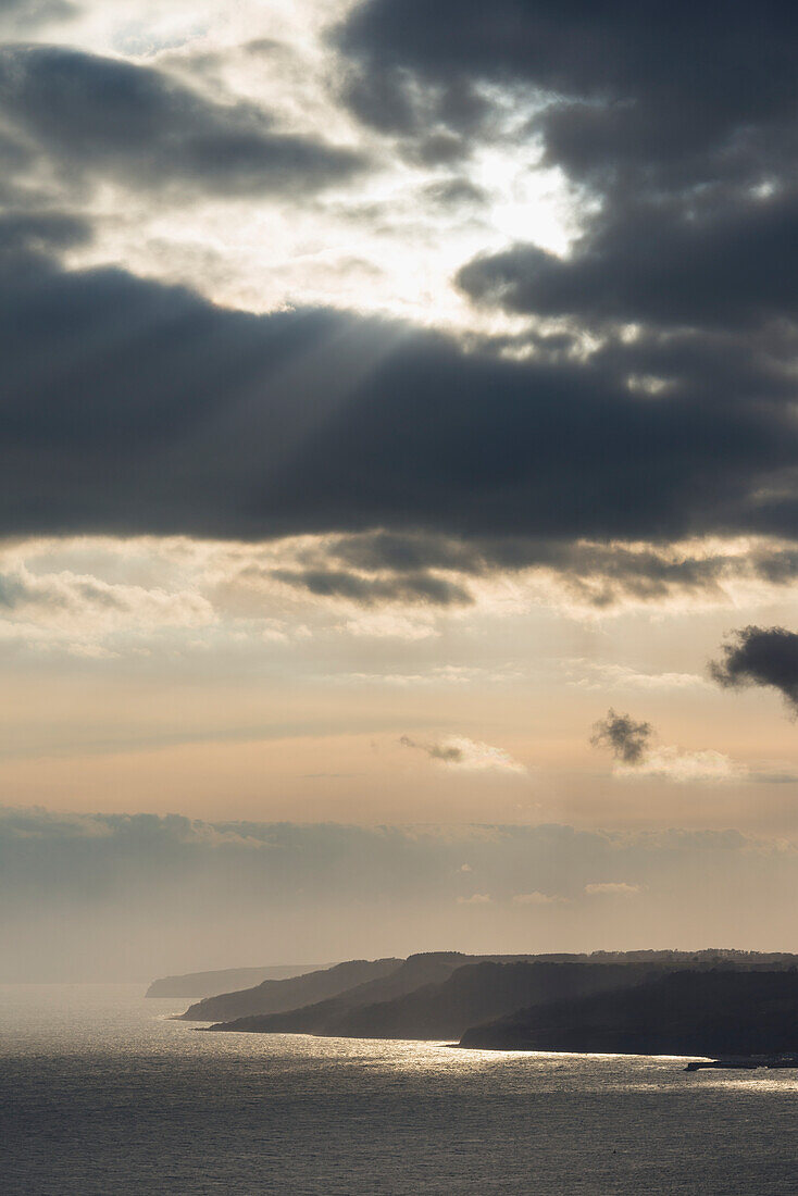 Blick in Richtung Lyme Regis von der Spitze des Golden Cap an der Juraküste; Seatown, Dorset, England