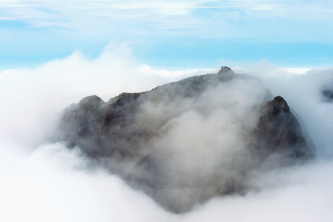 Der Gipfel eines Berges, der über den Wolken der Black Cuillin auftaucht; Isle Of Skye, Schottland