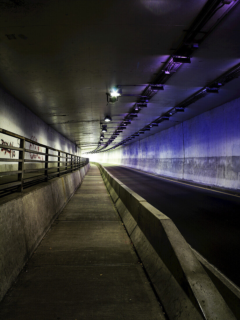 George-Vanier-Straßentunnel von der St. Antoine- zur St. Catherine-Straße; Montreal, Quebec, Kanada