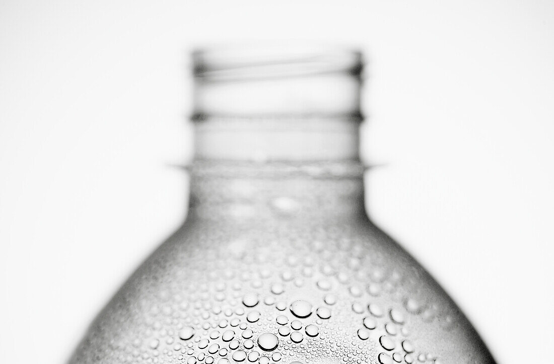 Wasserkondensation auf einer Plastikflasche