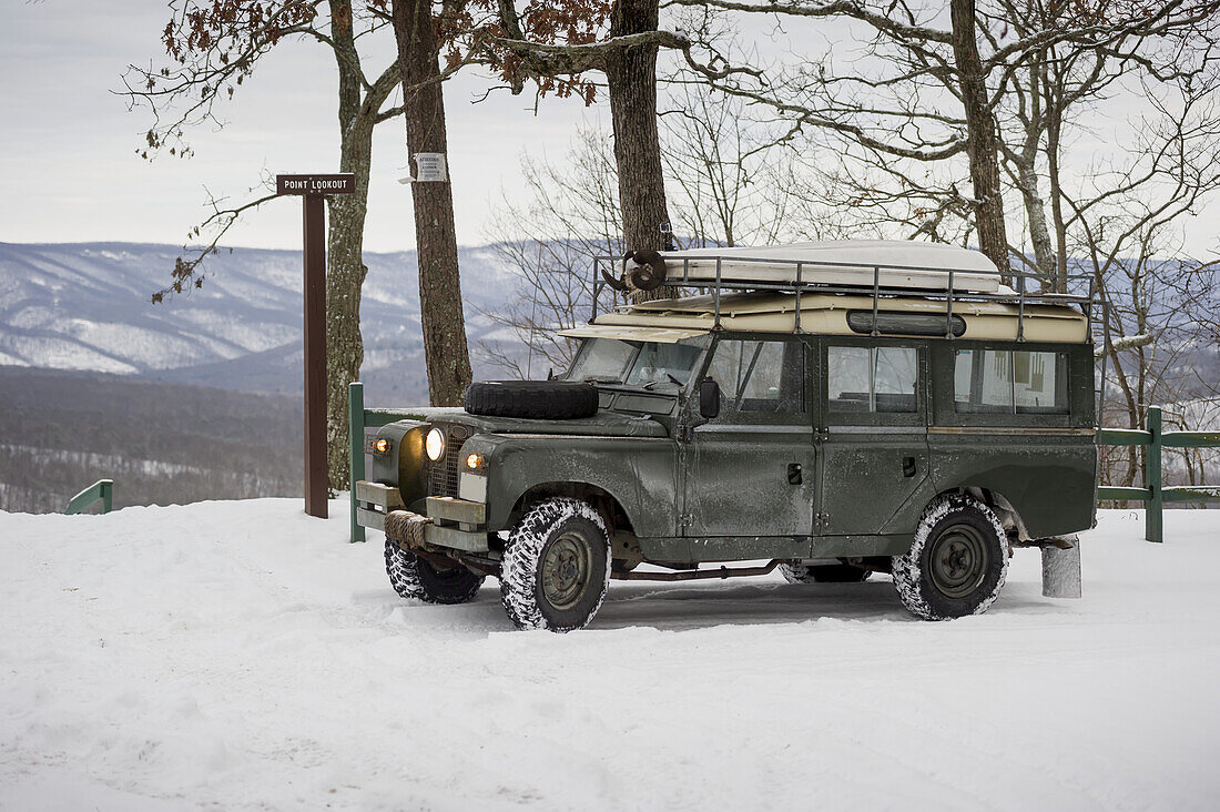 Land Rover geparkt in der Nähe Point Lookout Zeichen in Green Ridge State Forest; Orleans, Maryland, Vereinigte Staaten von Amerika
