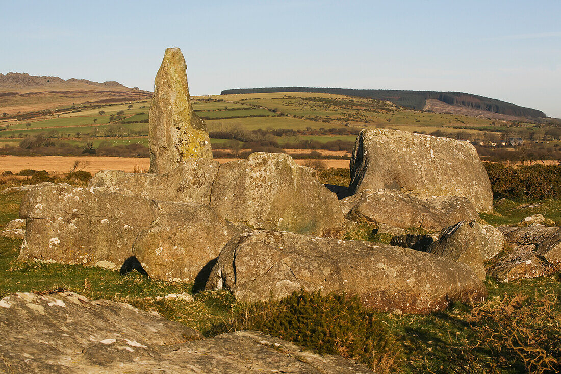Blaue Steinsäule in einem Feld nahe dem Dorf Mynachlog-Ddu; Pembrokeshire, Wales