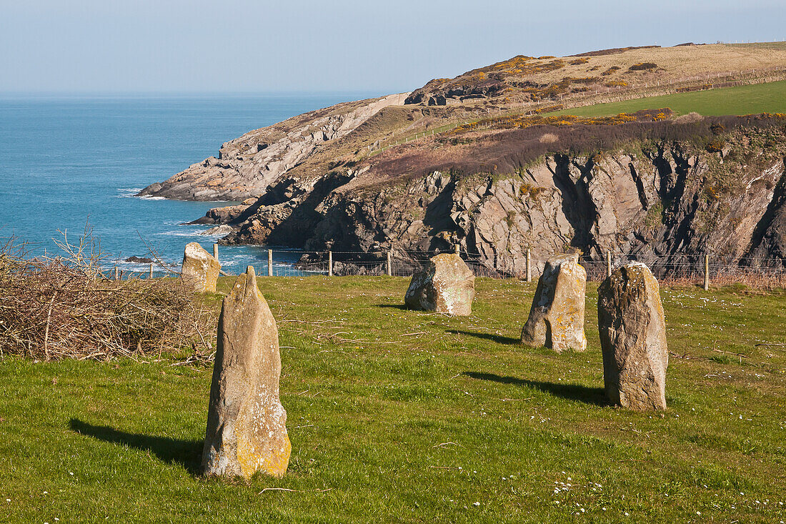 Steinkreis westlich von Trefin auf dem Pembrokeshire-Küstenpfad; Pembrokeshire, Wales