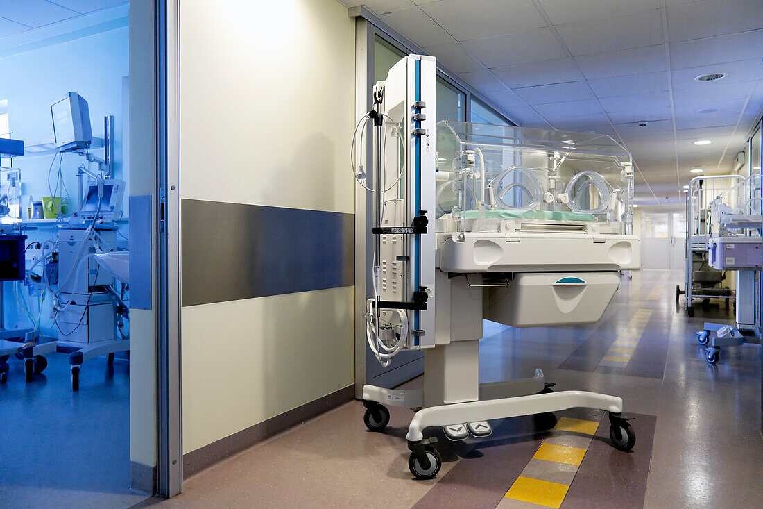 Ein Inkubatorbett in einer pädiatrischen Intensivstation in einem Universitätskrankenhaus. 