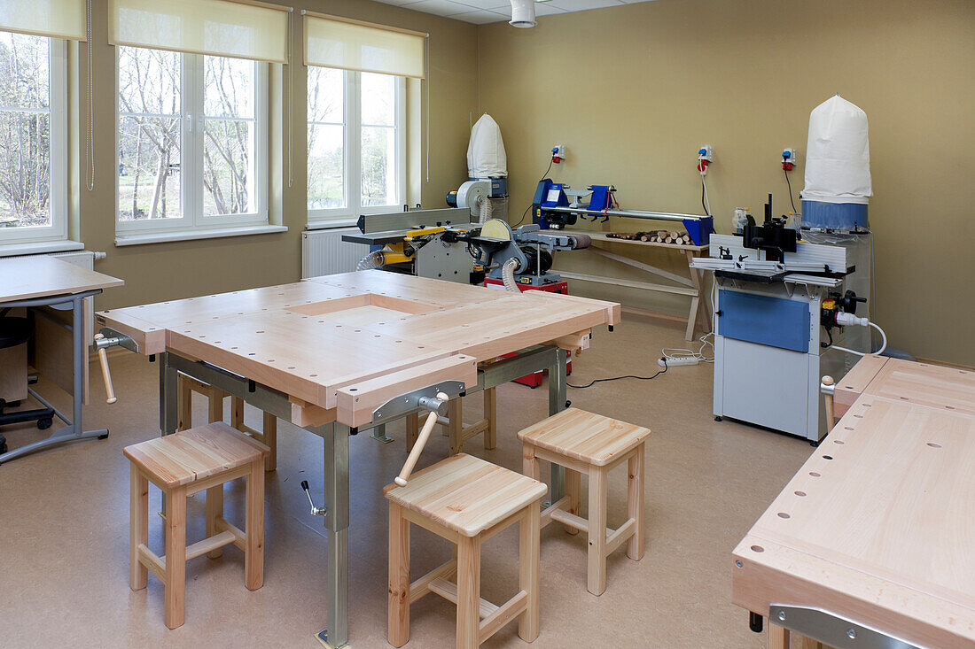 Ein Klassenzimmer mit Holzbearbeitungsgeräten, Maschinen und leichten technischen Geräten für die Berufsausbildung.