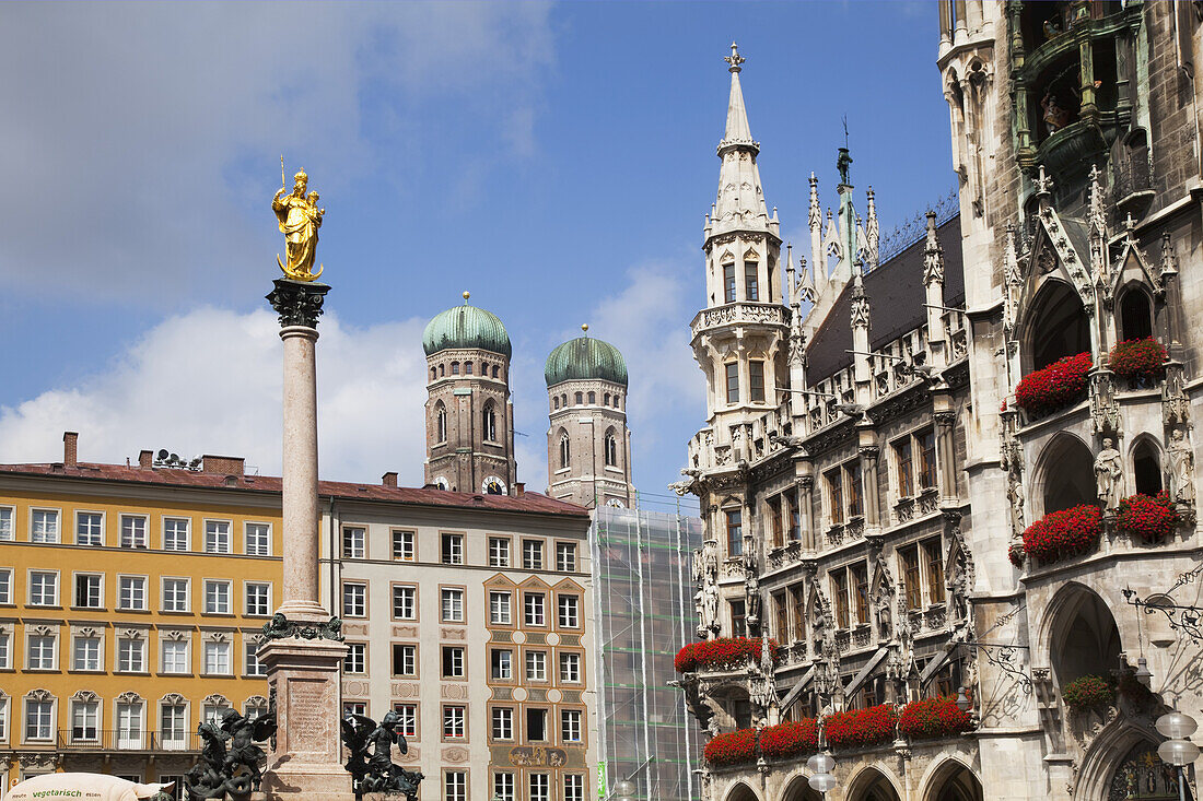 Frauenkirche am Marienplatz, mit der Mariensäule; München, Bayern, Deutschland