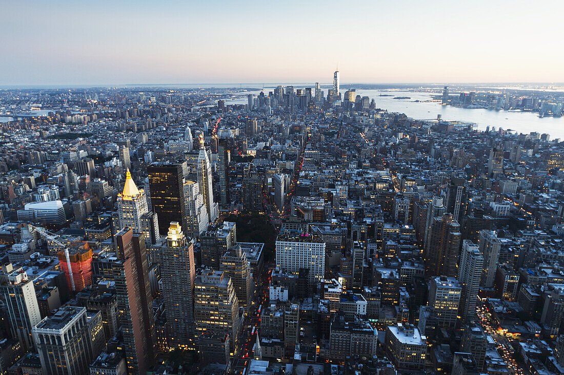 Lower Manhattan, vom Empire State Building aus gesehen bei Sonnenuntergang, New York City, New York, Vereinigte Staaten