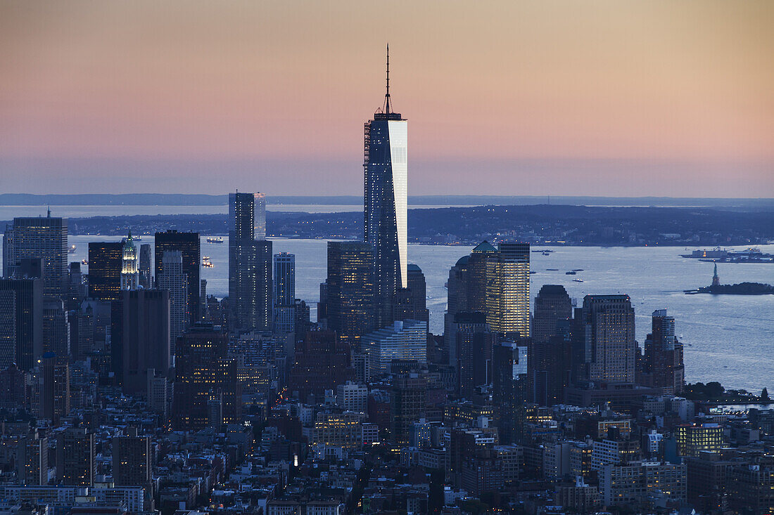 One World Trade Center, vom Empire State Building aus gesehen, New York City, New York, Vereinigte Staaten