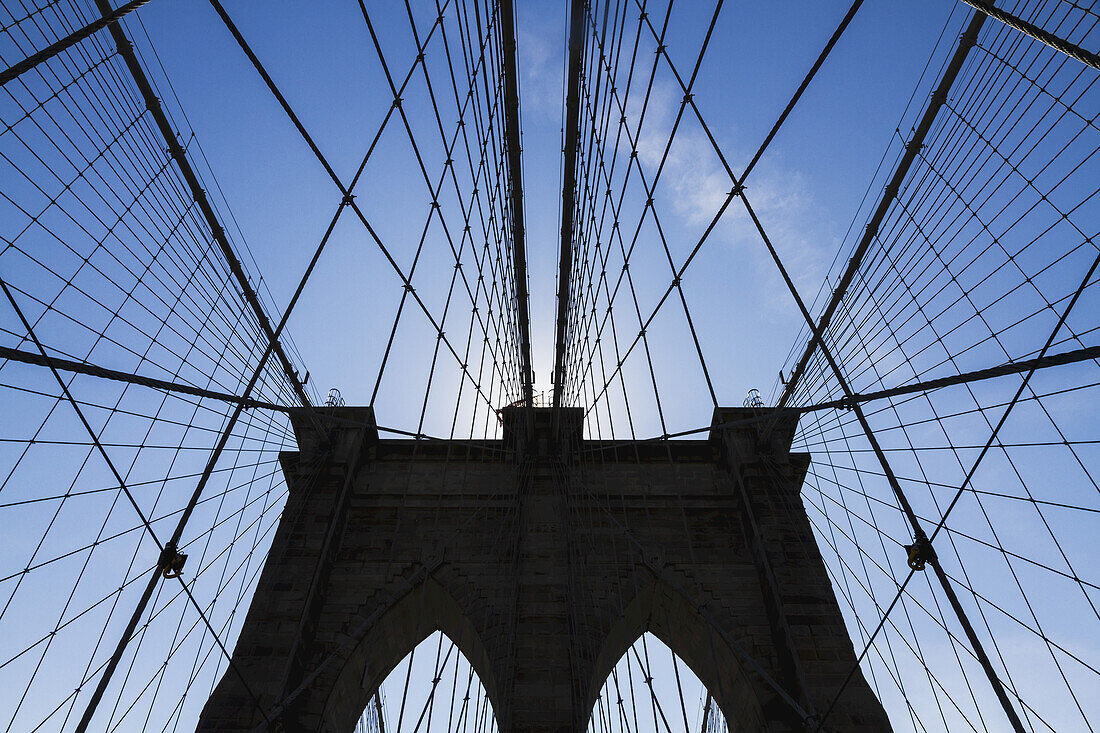Neogotischer Turm mit den Seilen der Brooklyn Bridge, New York City, New York, Vereinigte Staaten