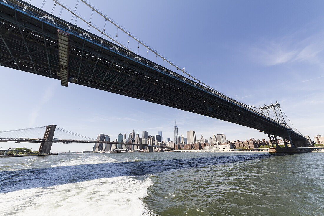 Williamsburg Bridge, vom East River aus gesehen, New York City, New York, Vereinigte Staaten