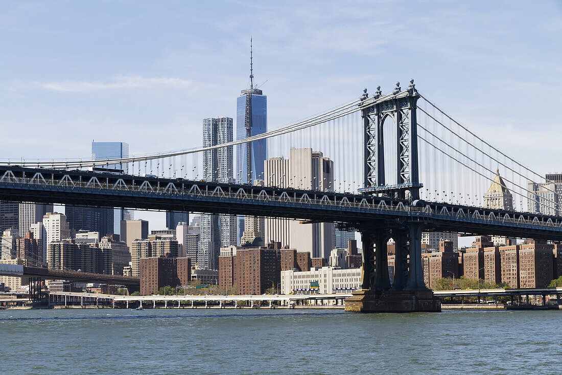 Lower Manhattan and Williamsburg Bridge, vom East River aus gesehen, New York City, New York, Vereinigte Staaten