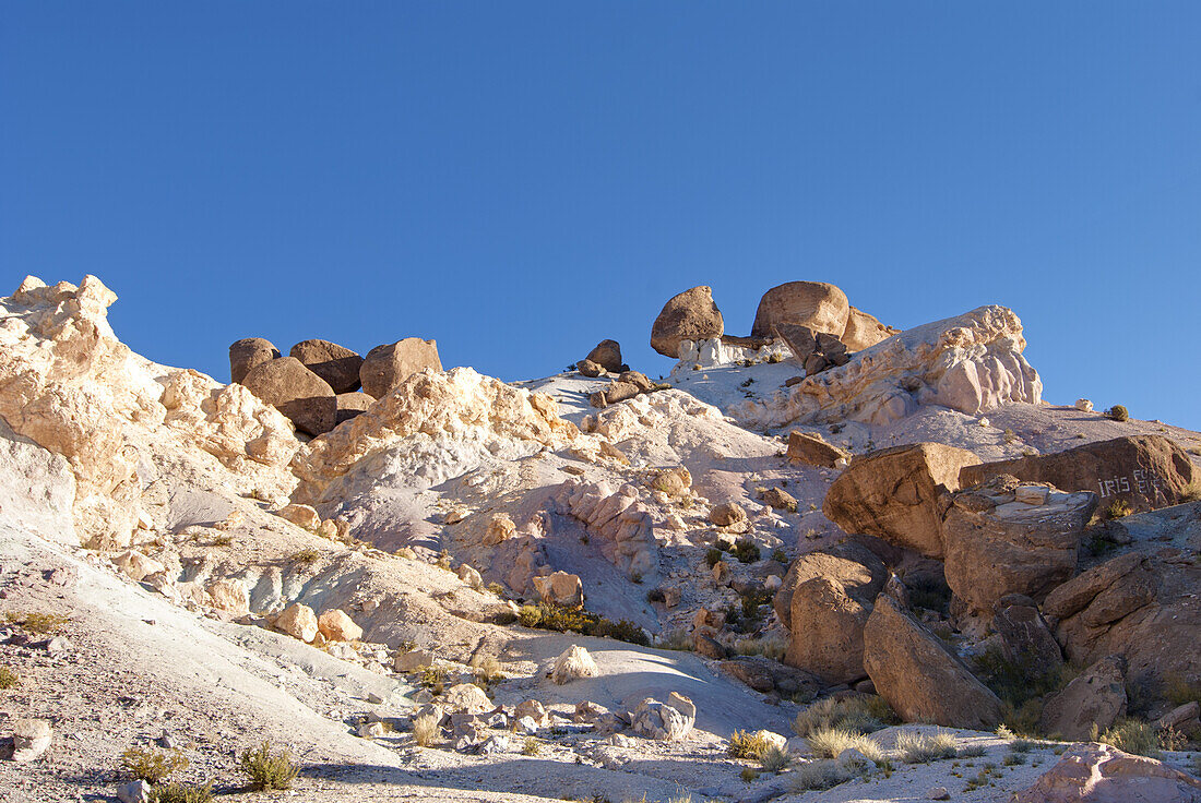 Farbenfrohe Felsformationen in der Wüste im späten Nachmittagslicht; Mendoza, Argentinien