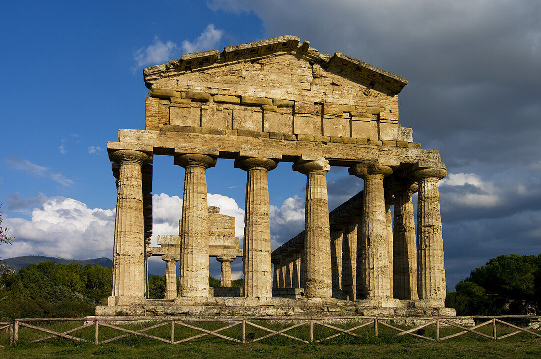 Ruinen einer antiken griechischen Stadt; Paestum, Kampanien, Italien