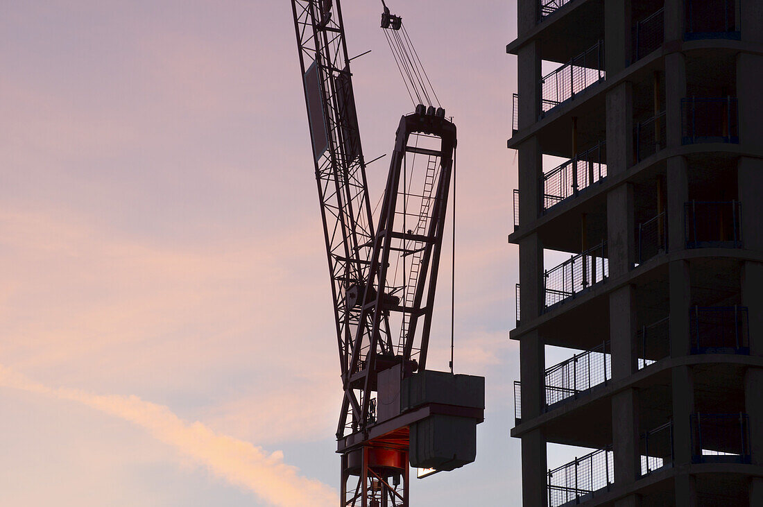 Gebäude im Bau bei Sonnenaufgang; London, England