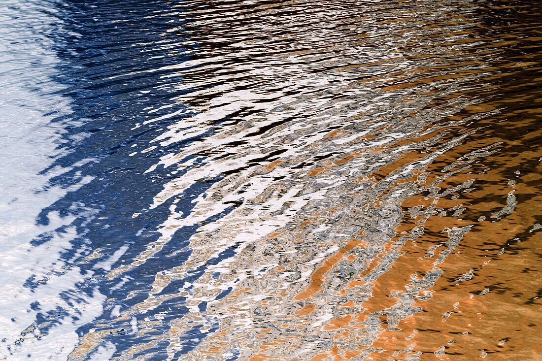 Details auf der Wasseroberfläche eines Flusses, Reflexionen und Abstraktionen, Wellen und Muster. 