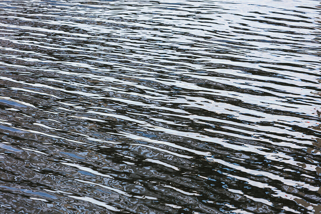 Details auf der Wasseroberfläche des Flusses, Reflexionen und Abstraktionen, Kräuselungen und Muster. 