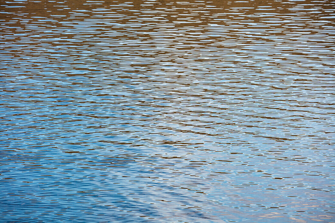 Details auf der Wasseroberfläche, Reflexionen und Abstraktionen, Riffelungen und Muster. 