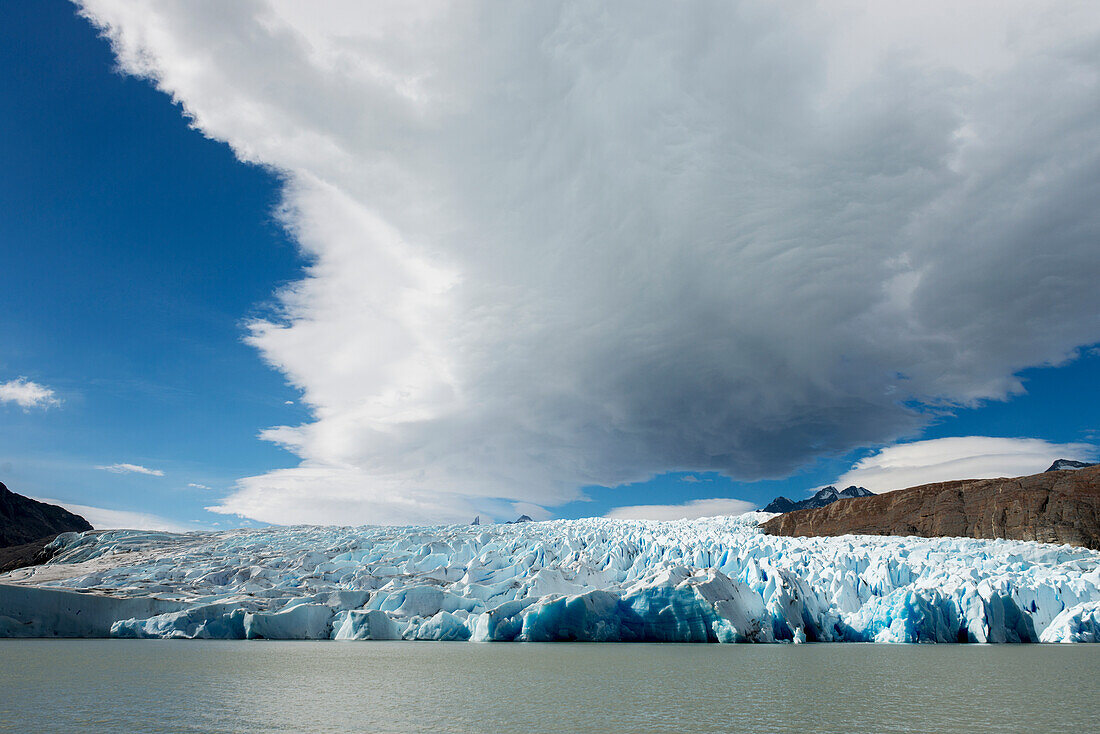 Grauer Gletscher und Grauer See, Torres Del Paine Nationalpark; Torres Del Paine, Magallanes und Antartica Chilena Region, Chile