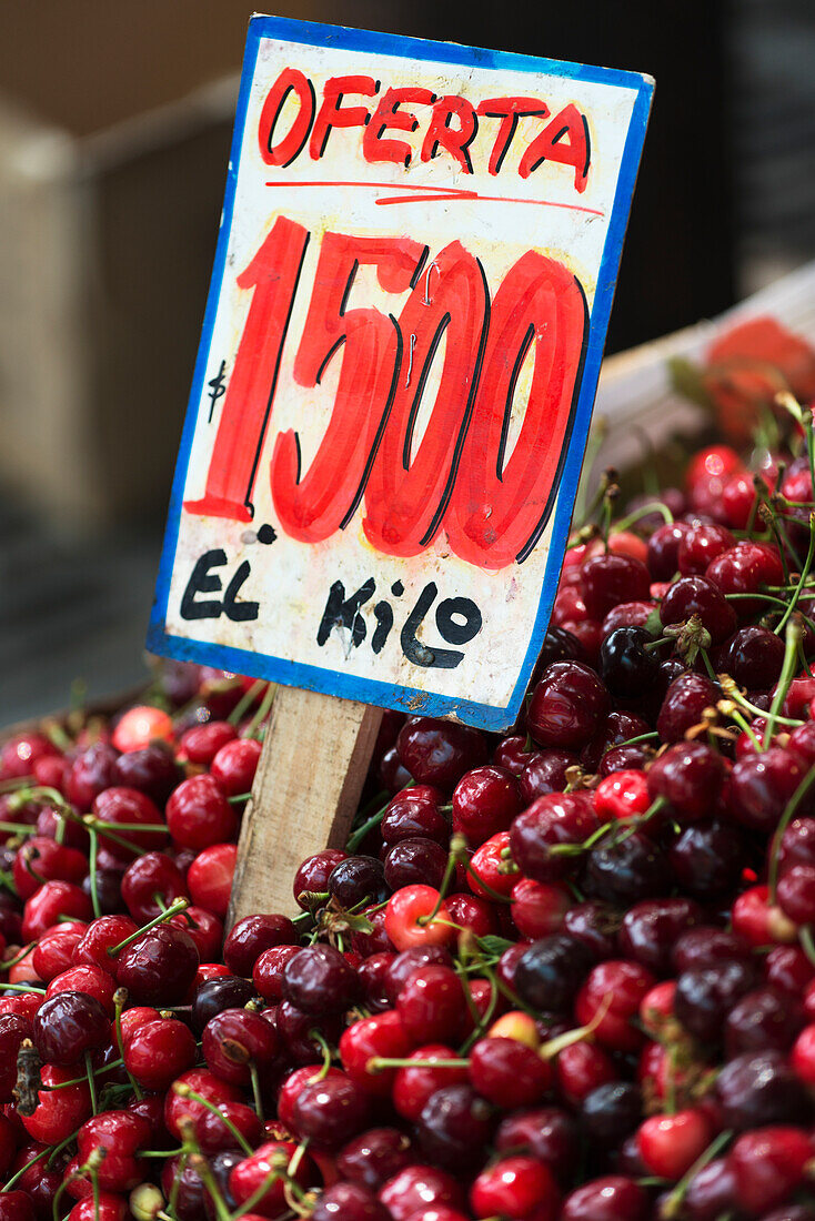 Ein Preisschild in frischen Kirschen zu verkaufen; Santiago, Santiago Metropolitan Region, Chile